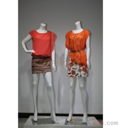 揭秘時尚女裝尾貨批發 一手貨源與廠家折扣下的財富密碼